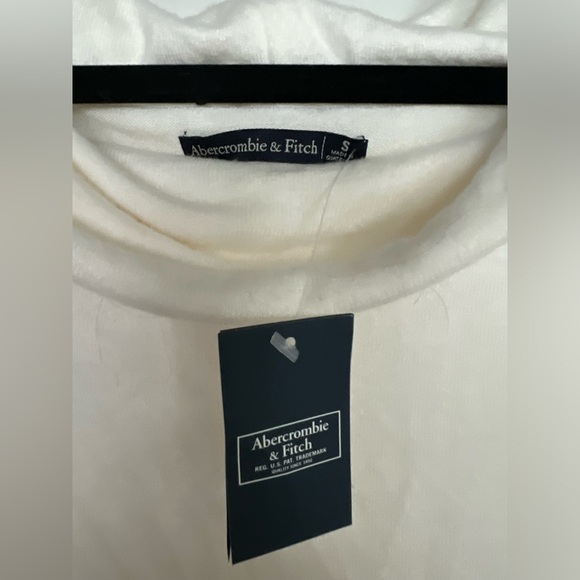 BRAND NEW Cozy Off the Shoulder Abercrombie top - Picture 4 of 4